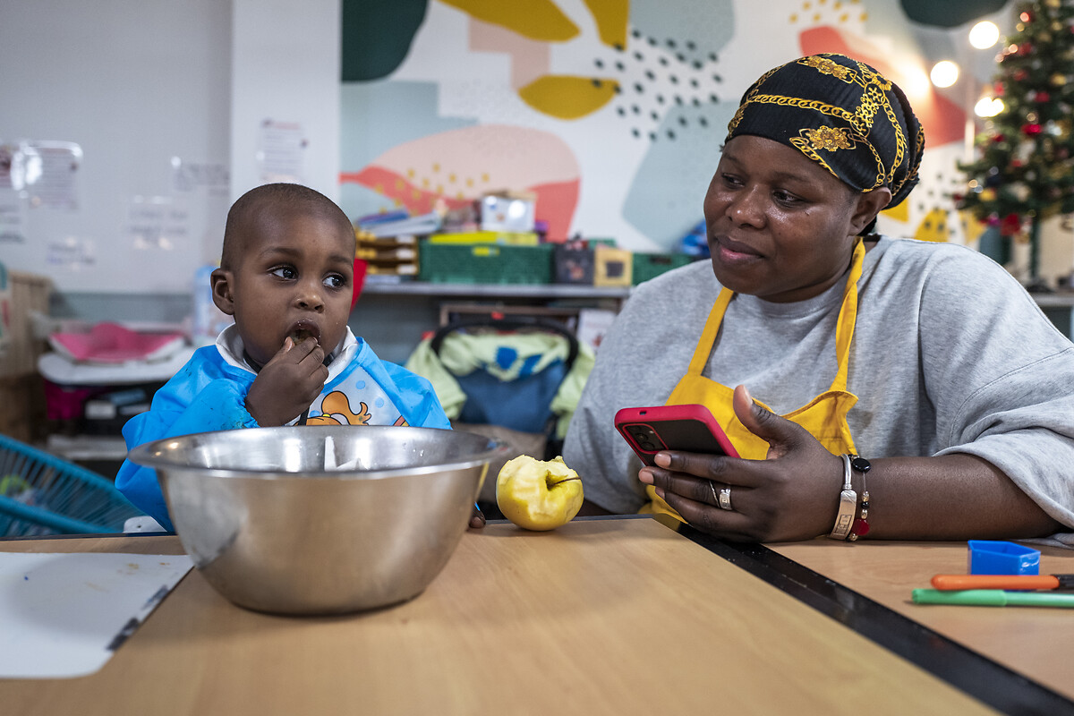 La Cocotte , Paris 18 ème . Aissata Douibia Sekou(fils)bénéficiaire Moment du repas avec enfant