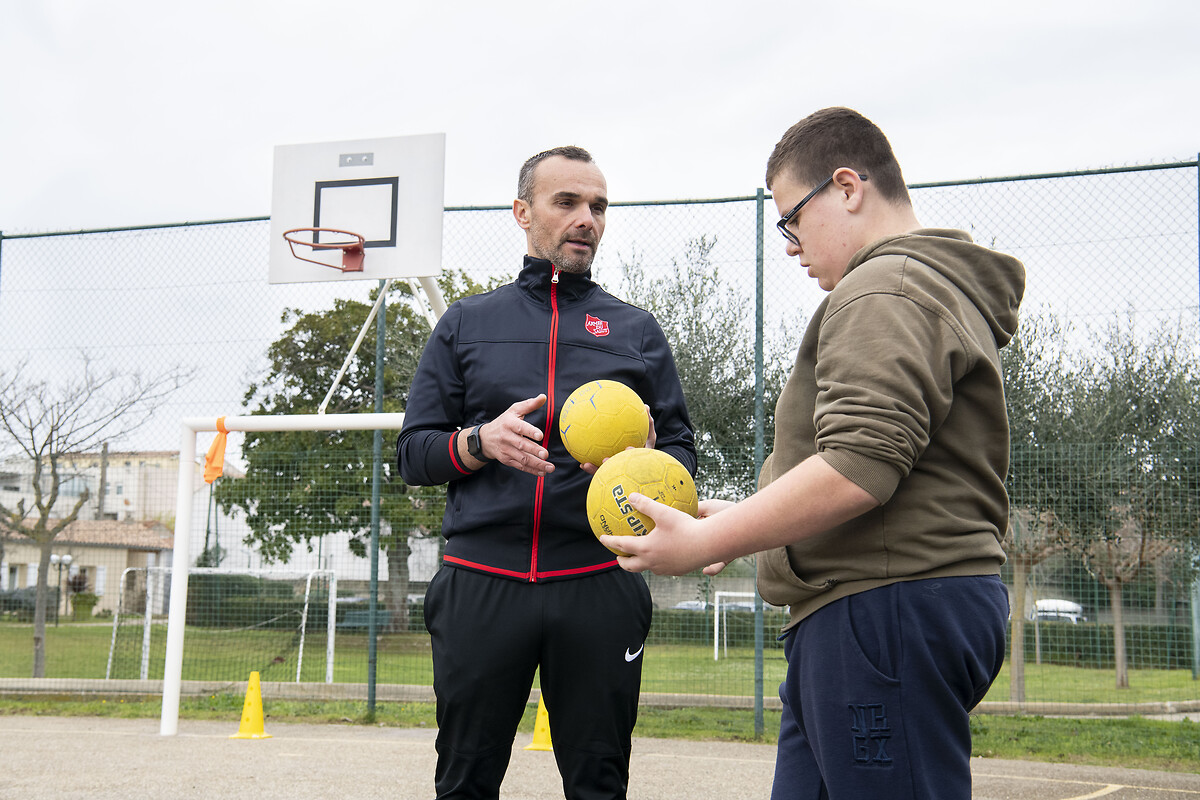 Initiation au Handball, lors de la médiation sport avec Sébastien Serres, éducateur sportif et Cyprien Zyskowski (jeune).