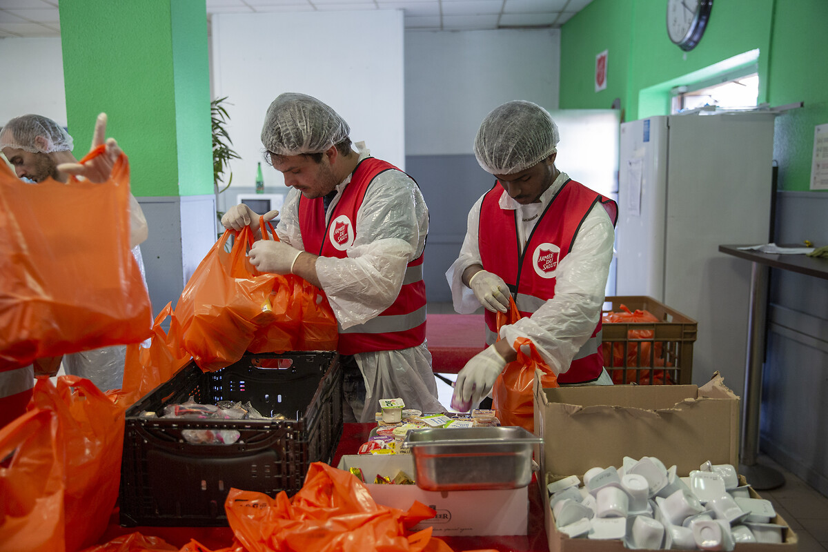 Preparation des Paniers repas pour les famille ukrainiennes acceuillies à Marseille.