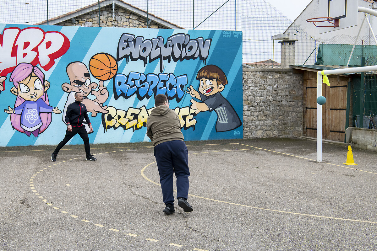 Initiation au Handball, lors de la médiation sport avec Sébastien Serres, éducateur sportif et Cyprien Zyskowski (jeune). Nimes, 27 février 2024.