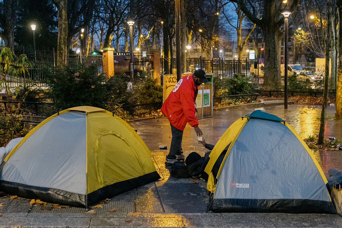BOISNE Joel ( Maraudes - Salarié), distribution à Porte de Bagnolet. Tentes aux abords de la Porte de Bagnolet