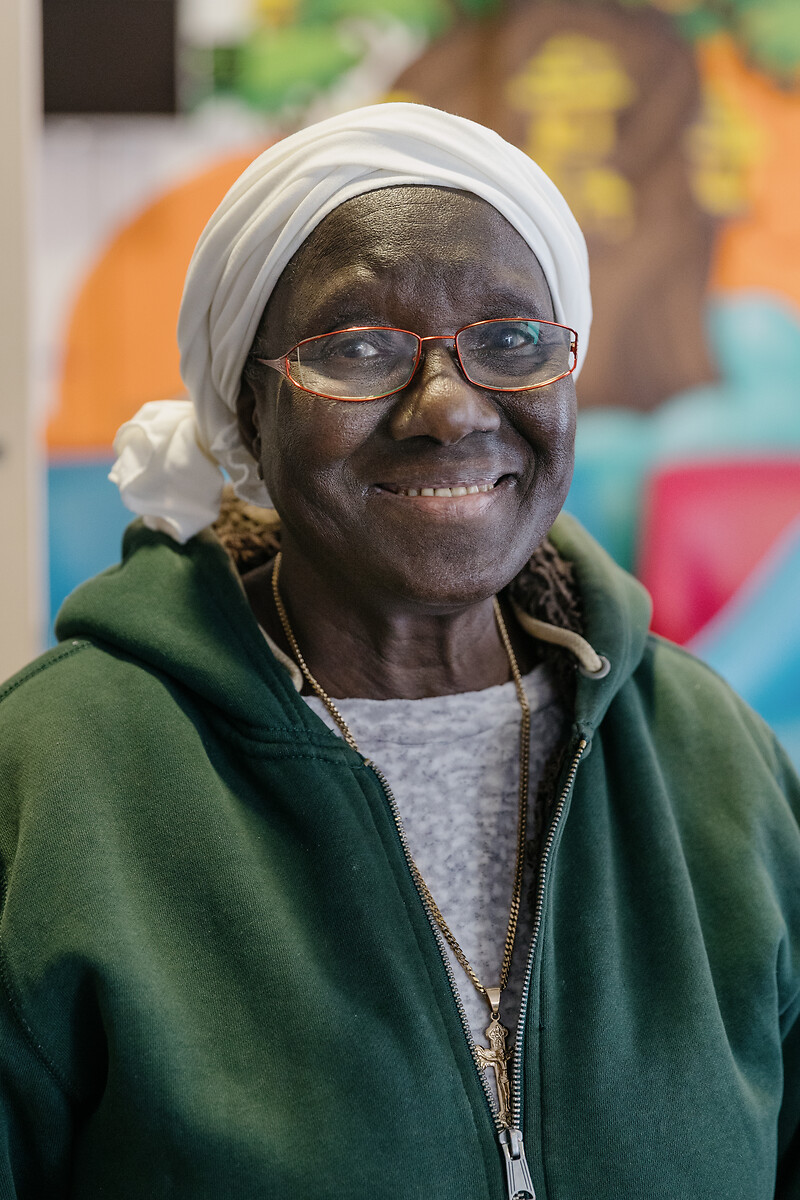 HUBANT Anne-Marie , femme acceuillie à la Cité des Dames devant le Batiment qui acceuille le dispositif.