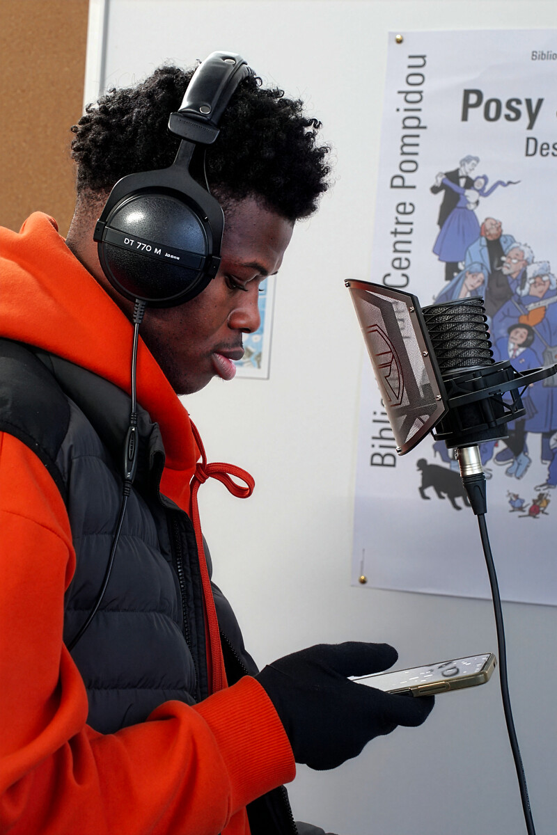 Un jeune mineur isolé enregistre face à micro